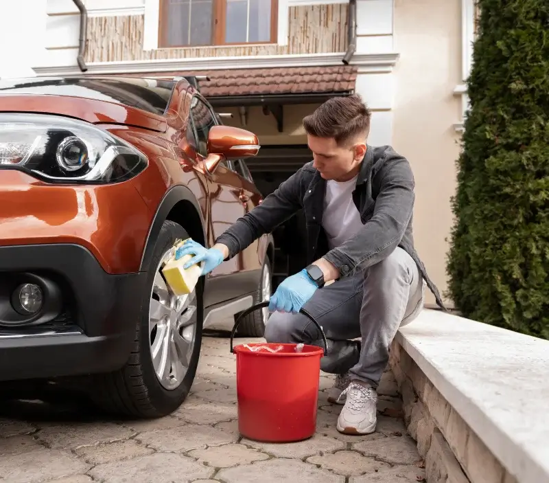 Lavage auto à domicile Vesc : professionnel intervenant sur un véhicule
